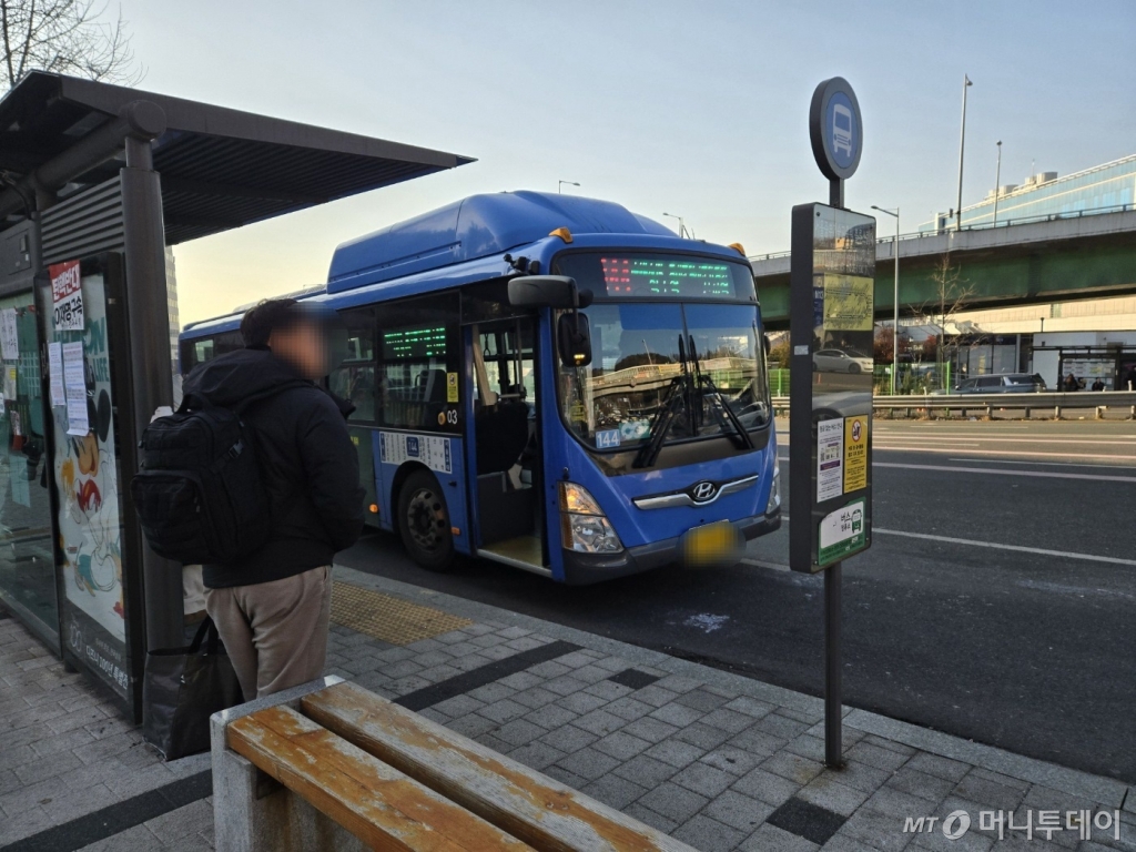 7일 오전 9시 한남동 집회 현장 인근 버스 정류장. 6일에 버스가 정차하지 않아 인근에 거주하는 주민들이 불편을 겪었다. /사진=이찬종 기자
