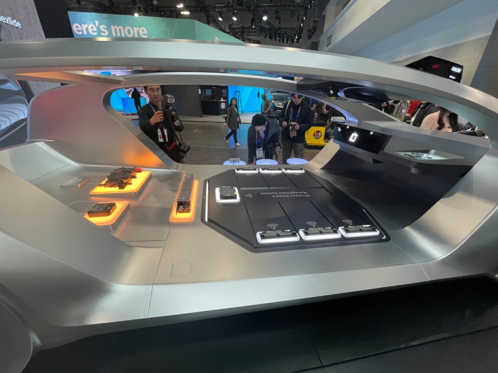 LG이노텍이 CES2025에서 공개한 차량 목업(실물크기 모형), LG이노텍 제품이 곳곳에 위치해있다/사진=한지연기