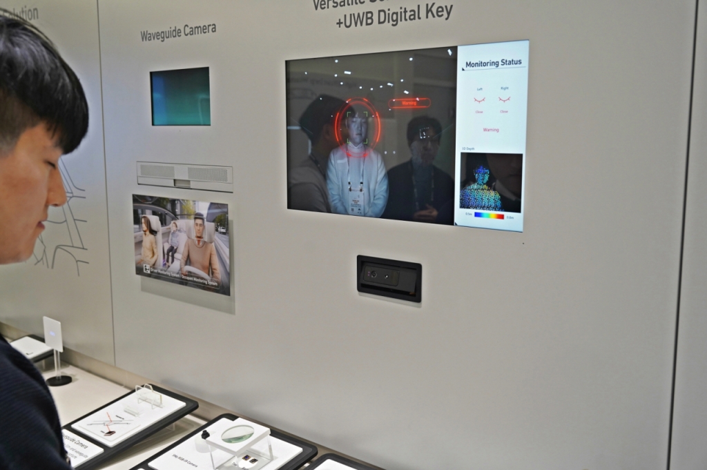   LG이노텍 직원이 차량용 '고성능 인캐빈 카메라 모듈' 제품을 시연하고 있다. /사진제공=LG이노텍