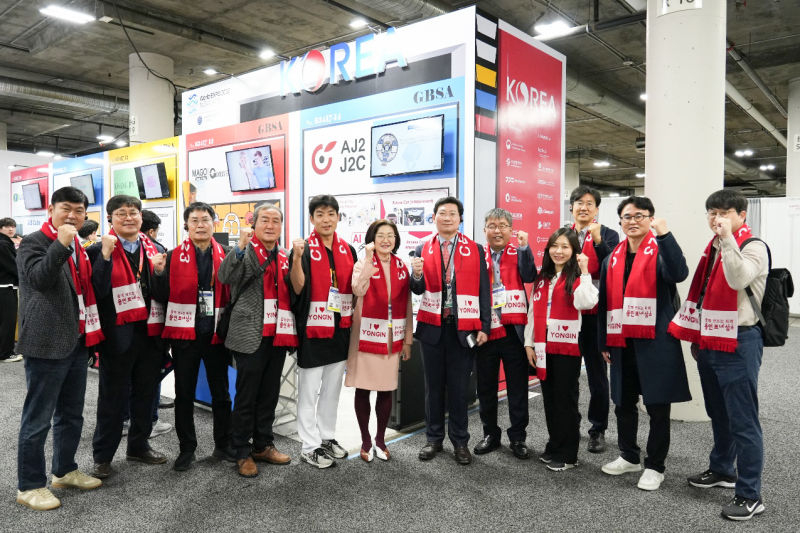 이상일 용인시장(가운데 오른쪽)이 2023년 1월 'CES 2023' 참여 용인기업 관계자들을 격려하며 기념촬영을 하고 있다./사진제공=용인시