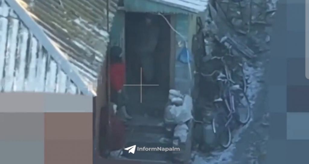 북한군 추정 인물이 빨간색 옷을 입은 주민 2명을 밖으로 내쫓은 모습/사진=인폼네팜 갈무리