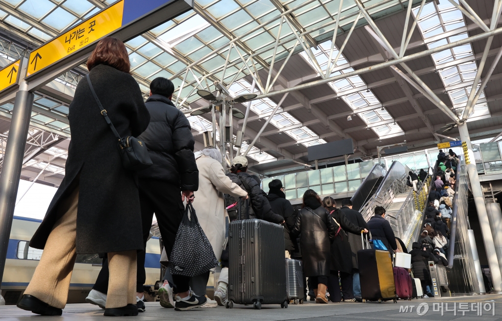 (서울=뉴스1) 김진환 기자 = 설날 연휴 마지막 날인 12일 오전 서울 중구 서울역에서 귀경객들이 분주히 이동하고 있다. 2024.2.12/뉴스1 Copyright © 뉴스1. All rights reserved. 무단 전재 및 재배포, AI학습 이용 금지. /사진=(서울=뉴스1) 김진환 기자