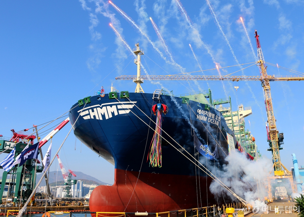 지난해 11월 21일 오전 부산 영도구 HJ중공업 영도조선소에서 7700TEU급 LNG DF(이중연료) 컨테이너선 2척에 대한 명명식이 열리고 있다. /사진=뉴시스