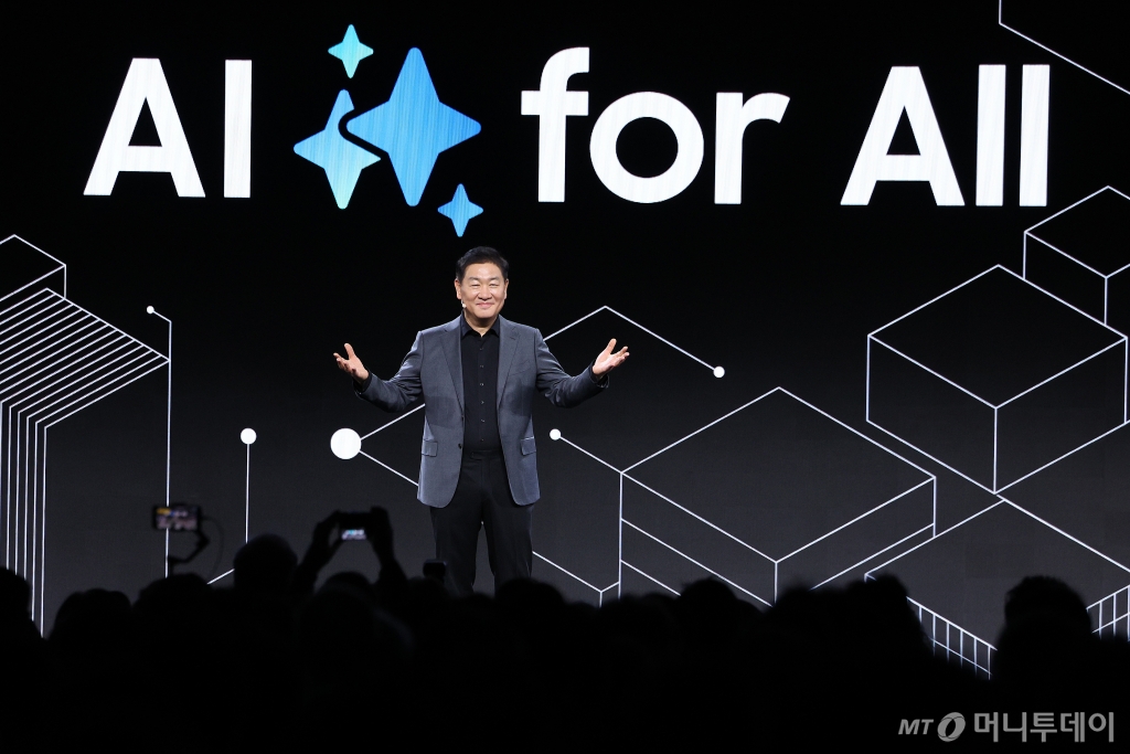 (라스베이거스(미국)=뉴스1) 신웅수 기자 = 한종희 삼성전자 대표이사 부회장이 6일(현지시간) 6일 오전(현지시간) 미국 네바다주 라스베이거스 만달레이베이 컨벤션센터에서 열린 'CES 2025 삼성 프레스 콘퍼런스'에서 기조 연설을 하고 있다. 2025.1.7/뉴스1 Copyright © 뉴스1. All rights reserved. 무단 전재 및 재배포, AI학습 이용 금지. /사진=(라스베이거스(미국)=뉴스1) 신웅수 기자