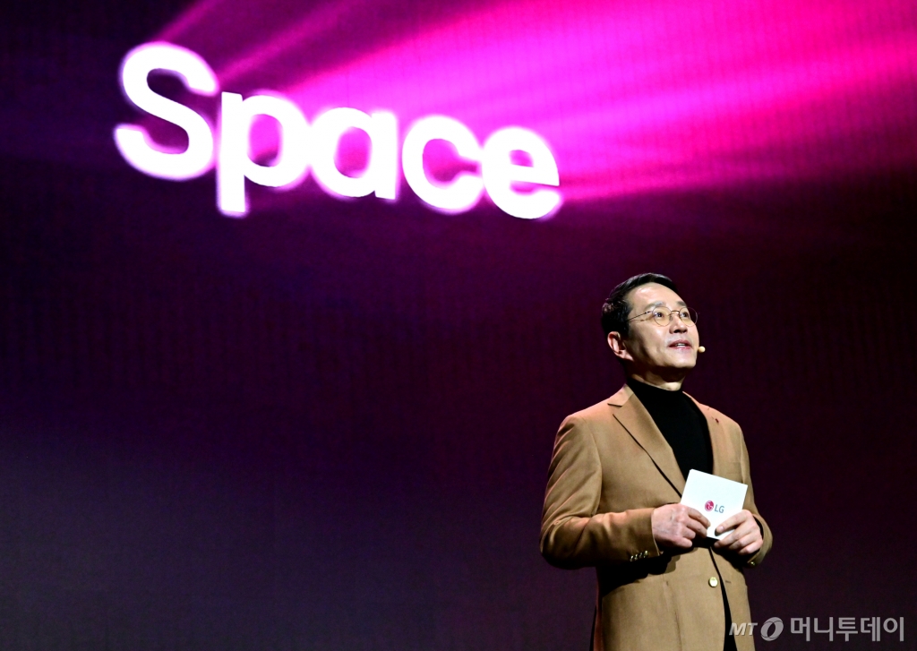 LG전자가 현지시간 6일 미국 라스베이거스 만달레이베이 컨벤션센터에서 ‘공감지능과 함께하는 일상의 라이프스 굿(Life's Good 24/7 with Affectionate Intelligence)’을 주제로 LG 월드 프리미어(LG WORLD PREMIERE)를 개최했다. LG전자 조주완 CEO는 대표 연사로 등단해 AI홈에 이어 모빌리티, 커머셜 등 일상 속 다양한 공간으로 연결·확장되는 AI 혁신을 소개하는 한편, 마이크로소프트와 전략적 파트너십을 발표했다.