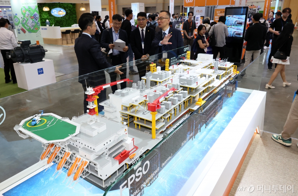 (부산=뉴스1) 윤일지 기자 = 16일 부산 해운대구 벡스코 제1전시장에서 열린 2024 국제해양플랜트 전시회(OFFSHORE KOREA 2024)에서 관람객들이 한화오션 부스를 찾아 다양한 해양플랜트 선박 모형을 살펴보고 있다.   18일까지 열리는 이번 전시회에는 HD현대중공업, 삼성중공업, 한화오션 등 국내 대형조선 3사를 비롯해 에이치제이(HJ)중공업, 선보공업과 동화엔텍, 오리엔탈정공, 케이티이(KTE), 삼우엠시피(MCP) 등 16개국 170개 기업 450개 부스가 참가했다. 2024.10.16/뉴스1  Copyright © 뉴스1. All rights reserved. 무단 전재 및 재배포,  AI학습 이용 금지. /사진=(부산=뉴스1) 윤일지 기자