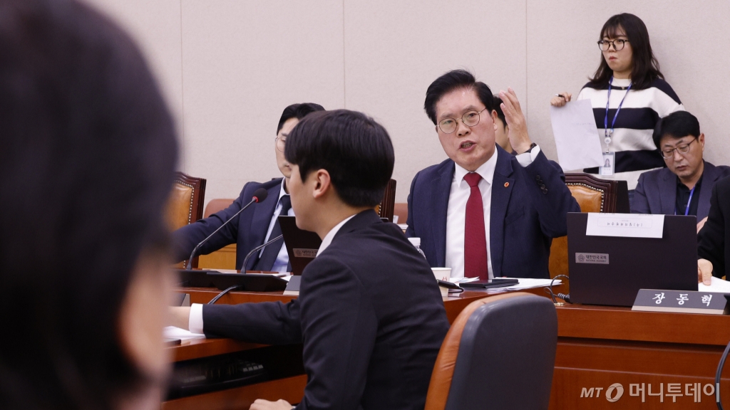 (서울=뉴스1) 안은나 기자 = 송성준 국민의힘 의원과 서영교 더불어민주당 의원이 7일 오후 서울 여의도 국회에서 열린 제420회 국회(임시회) 법제사법위원회 제2차 전체회의에서 언쟁을 펼치고 있다. 2025.1.7/뉴스1  Copyright © 뉴스1. All rights reserved. 무단 전재 및 재배포,  AI학습 이용 금지. /사진=(서울=뉴스1) 안은나 기자