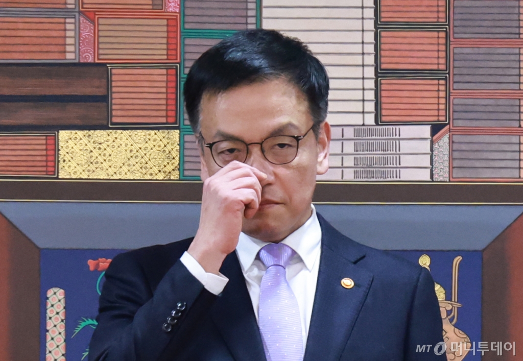 [서울=뉴시스] 조수정 기자 = 최상목 대통령 권한대행 부총리 겸 기획재정부 장관이 7일 정부서울청사에서 열린 주한대사 신임장 제정식에서 안경을 고쳐쓰고 있다. (대통령실통신사진기자단) 2025.01.07. chocrystal@newsis.com /사진=조수정