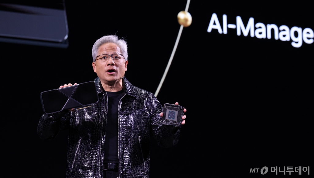 (라스베이거스(미국)=뉴스1) 신웅수 기자 = 젠슨 황 엔비디아 최고경영자(CEO)가 세계 최대 IT(정보기술)·가전 전시회 'CES 2025' 개막을 하루 앞둔 6일(현지시간) 미국 네바다주 라스베이거스 만달레이베이 컨벤션센터에서 가진 기조연설에서 최신 인공지능(AI) 가속기 '블랙웰(Blackwell)'을 탑재한 지포스 RTX 50 시리즈 그래픽 카드를 공개하고 있다. 2025.1.6/뉴스1 Copyright © 뉴스1. All rights reserved. 무단 전재 및 재배포, AI학습 이용 금지. /사진=(라스베이거스(미국)=뉴스1) 신웅수 기자