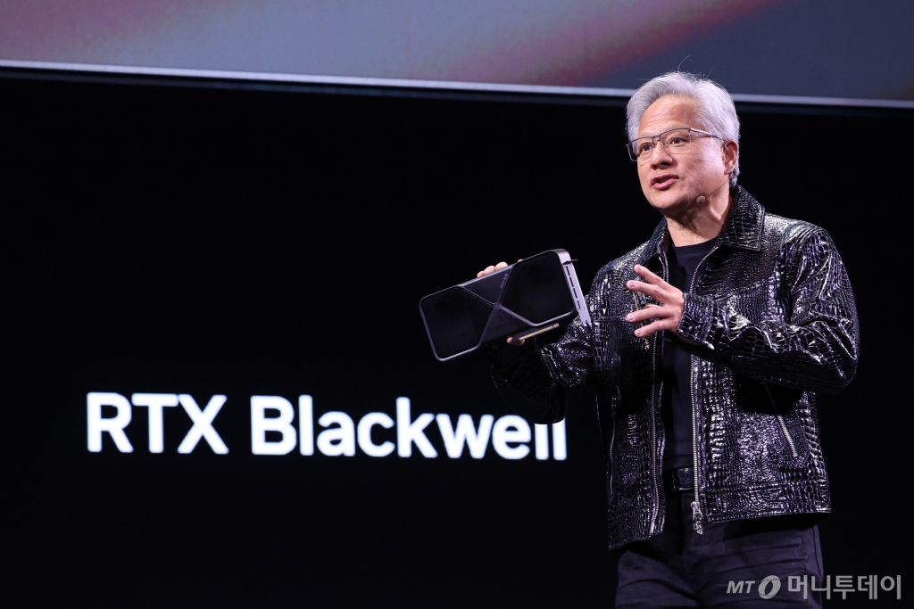 (라스베이거스(미국)=뉴스1) 신웅수 기자 = 젠슨 황 엔비디아 최고경영자(CEO)가 세계 최대 IT(정보기술)·가전 전시회 'CES 2025' 개막을 하루 앞둔 6일(현지시간) 미국 네바다주 라스베이거스 만달레이베이 컨벤션센터에서 가진 기조연설에서 최신 인공지능(AI) 가속기 '블랙웰(Blackwell)'을 탑재한 지포스 RTX 50 시리즈 그래픽 카드를 공개하고 있다. 2025.1.6/뉴스1 Copyright © 뉴스1. All rights reserved. 무단 전재 및 재배포, AI학습 이용 금지. /사진=(라스베이거스(미국)=뉴스1) 신웅수 기자