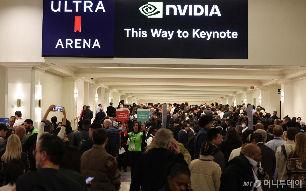 세계 최대 IT(정보기술)·가전 전시회 'CES 2025' 개막을 하루 앞둔 6일(현지시간) 미국 네바다주 라스베이거스 만달레이베이 컨벤션센터에서 젠슨 황 엔비디아 최고경영자(CEO)의 기조연설을 듣기 위해 취재진과 시민들이 줄을 서 있다. /사진=뉴스1