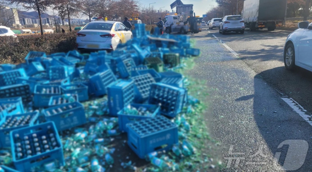 7일 오후 울산 북구 원지삼거리 인근을 주행하던 화물트럭 적재함에서 소주 500박스 중 300박스가 낙하했다. /사진=뉴스1(울산경찰청 제공)