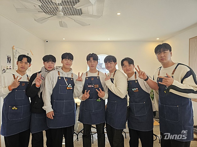 NC 선수단이 사회공헌을 위한 일일 카페를 진행했다. 왼쪽부터 박주찬, 목지훈, 신용석, 천재환, 최보성, 안중열, 김태현. /사진=NC 다이노스 제공