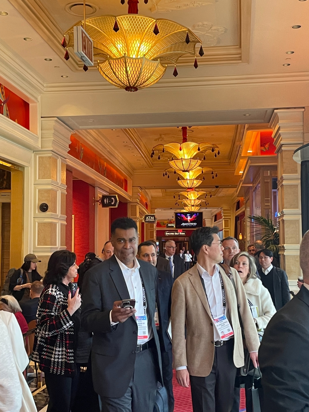 반 홀 코닝 한국총괄 사장(사진 가운데 검정 자켓)/사진=한지연기자