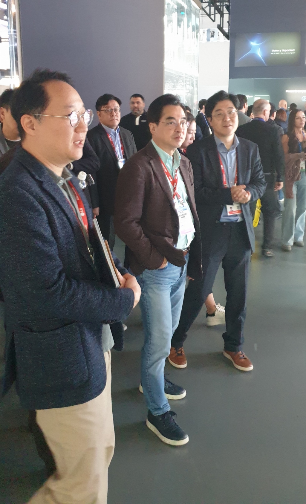 박형세 LG전자 MS사업본부장(가운데)이 삼성전자 전시관을 둘러보고 있다./사진=유선일 기자