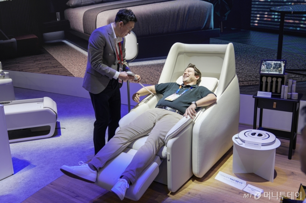 미국인 블레이크 웨더비씨가 마스터 V11을 체험하고 있다. 체험 후 그는 디자인, 조작법, 온열 기능, 마사지 기능 등이 마음에 든다며 "아이 라이크 잇(I like it·맘에 든다)"을 연발했다. /사진=김성진 기자.