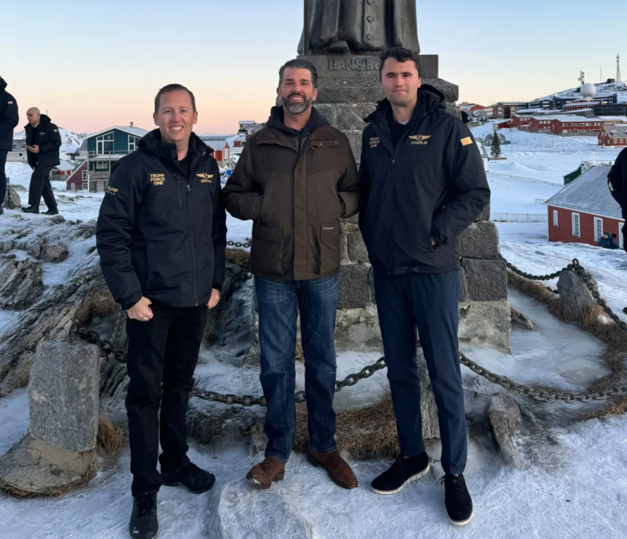 도널드 트럼프 미국 대통령 당선인의 장남 트럼프 주니어(가운데)가 7일(현지시간) 차기 행정부의 백악관 인사국장으로 지명된 세르지오 고르(왼쪽)와 함께 덴마크령 그린란드 수도 누크를 방문해 기념 사진을 찍고 있다. /사진=트럼프 주니어 X