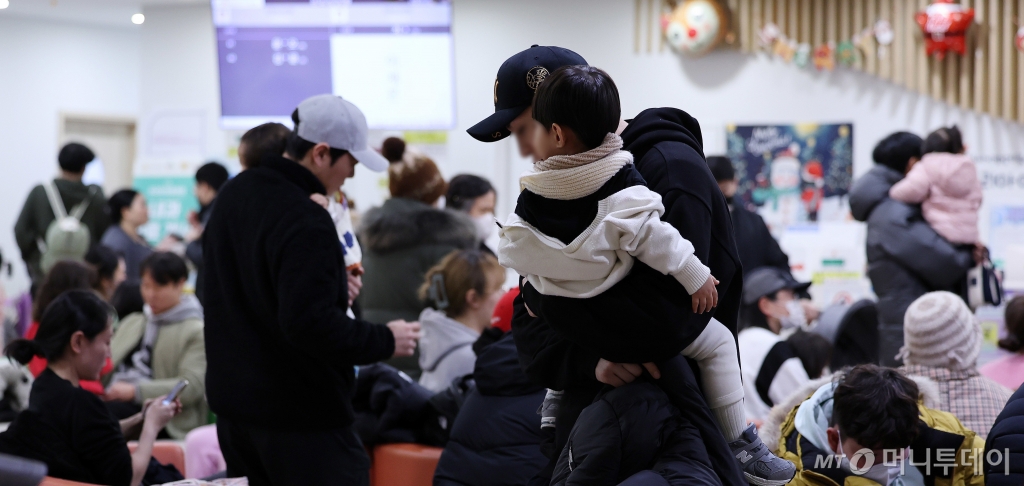 (서울=뉴스1) 박지혜 기자 = 최근 독감(인플루엔자) 유행이 급격하게 확산하고 있는 가운데 5일 서울의 한 어린이병원을 찾은 어린이 환자들이 진료를 받기 위해 대기하고 있다.   이날 질병관리청에 따르면 지난달 22~28일(2024년 52주차) 국내 외래환자 1000명당 '인플루엔자 의사환자'는 73.9명으로 3주 전인 49주차(7.3명)보다 10배 이상 늘었다. 특히 2024년 52주차 1000명당 인플루엔자 의사환자 73.9명은 2016년 이후 8년 만에 최대 수치다. 2025.1.5/뉴스1  Copyright © 뉴스1. All rights reserved. 무단 전재 및 재배포,  AI학습 이용 금지. /사진=(서울=뉴스1) 박지혜 기자