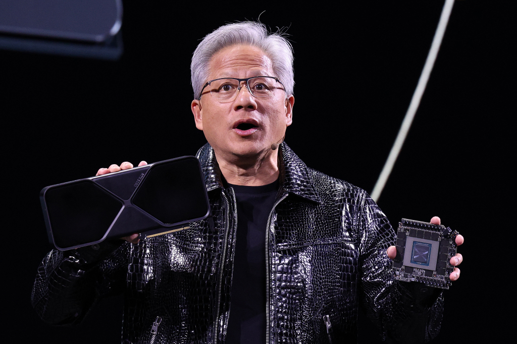 젠슨 황 엔비디아 최고경영자(CEO)가 세계 최대 IT(정보기술)·가전 전시회 'CES 2025' 개막을 하루 앞둔 6일(현지시간) 미국 네바다주 라스베이거스 만달레이베이 컨벤션센터에서 가진 기조연설에서 최신 인공지능(AI) 가속기 '블랙웰(Blackwell)'을 탑재한 지포스 RTX 50 시리즈 그래픽 카드를 공개하고 있다. /사진=뉴스1.