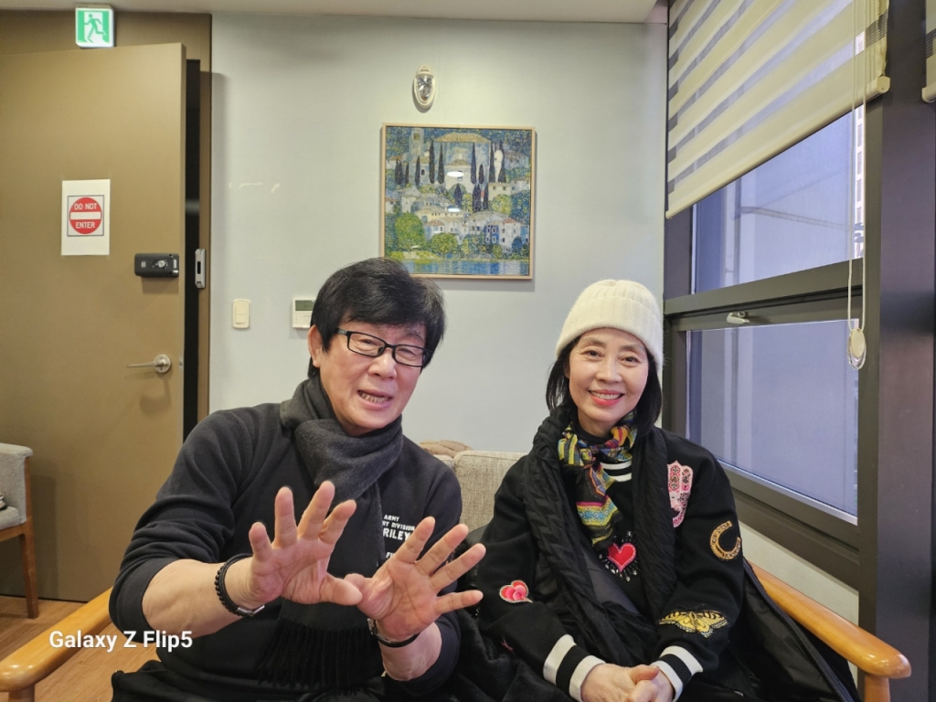 1980년대 가요계 전설로 평가받는 전영록(왼쪽)과 민해경이 10일 서울 마포아트센터에서 레트로 시리즈 11번째 합동 무대 '어떤가요'를 펼친다.  /사진=김고금평기자