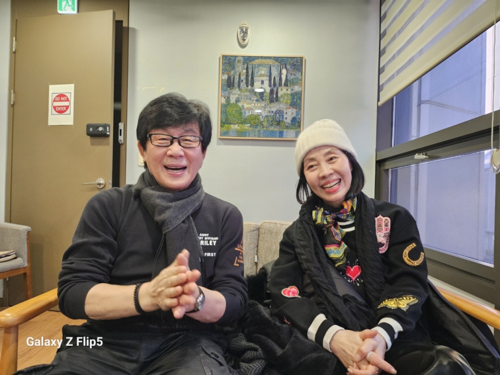 전영록(왼쪽)은 올해 가요계 데뷔 50주년을, 민해경은 데뷔 45주년을 각각 맞았다. 이들은 "그토록 오랫동안 노래했는데도, MR(녹음반주)에 맞춰 노래하는 건 정말 못 하겠다"고 손을 내저었다. /사진=김고금평기자 