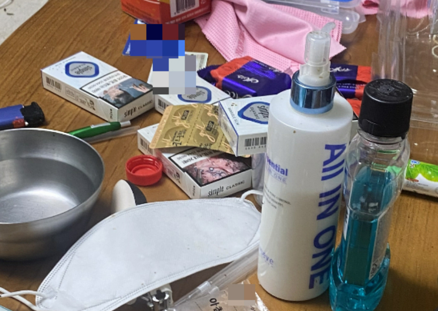 실제 고독사로 2주 만에 발견된 50대 남성의 집안 광경. 피우던 담배와 쓰던 마스크, 가글액 등이 고스란히 놓여 있었다./사진=남형도 기자