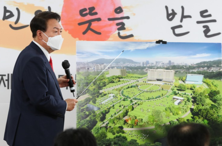 2022년 3월20일 당시 윤석열 대통령 당선인이 서울 종로구 삼청동 대통령직인수위원회 기자회견장에서 "공간이 의식을 지배한다"며 대통령실의 용산 이전 필요성을 발표하고 있다. 제왕적 권력의 상징인 청와대라는 공간을 벗어나야 국민과 더 가까워질 수 있다는 취지였다. 대통령 당선(3월10일) 열흘, 인수위 출범(3월18일) 이틀 만에 개최한 기자회견이었다. 윤 대통령이 지시봉을 들고 발표하는 모습. / 사진=뉴스1