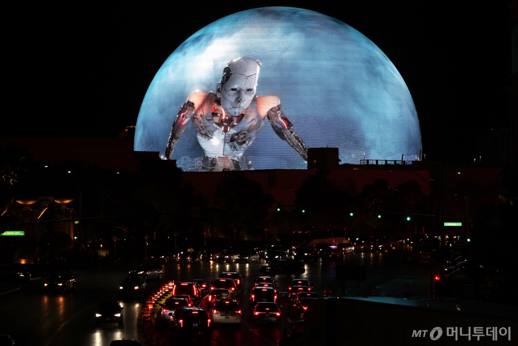 (라스베이거스(미국)=뉴스1) 신웅수 기자 = 세계 최대 정보기술(IT)·가전 전시회 'CES 2025' 개막일인 7일(현지시간) 미국 네바다주 라스베이거스 스피어에 로봇 영상이 상영되고 있다. 2025.1.8/뉴스1 Copyright © 뉴스1. All rights reserved. 무단 전재 및 재배포, AI학습 이용 금지. /사진=(라스베이거스(미국)=뉴스1) 신웅수 기자