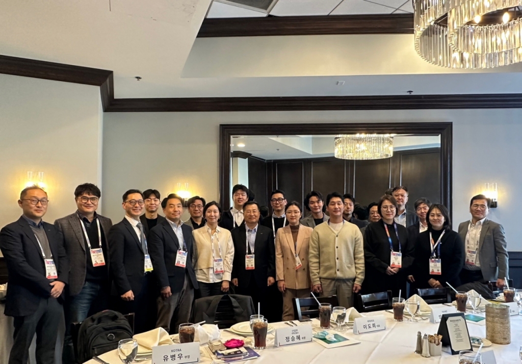 코트라는 미국 라스베이거스에서 열린 CES에서 지난 7일(현지시각) 혁신상 수상기업 및 참가기업 12개사와 현장 간담회를 개최했다. 간담회에 참석한 강경성 코트라 사장(앞줄 왼쪽에서 6번째)과 관계자들이 기념촬영을 하고 있다./사진=코트라