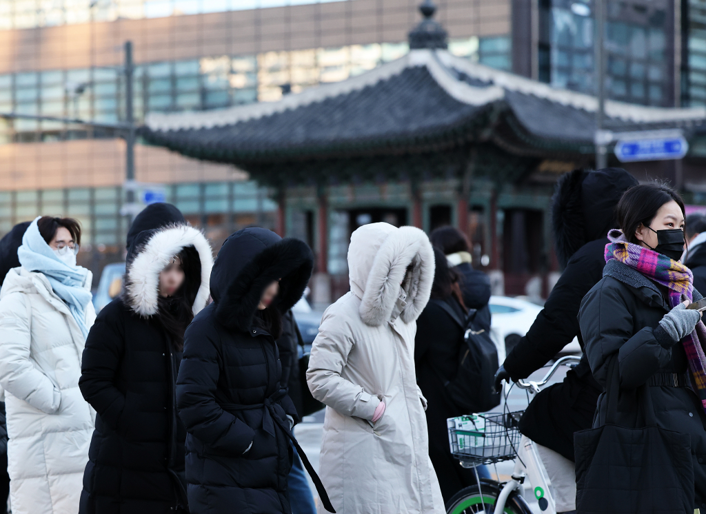 서울을 비롯한 수도권 전역에 올 겨울 첫 한파주의보가 발효된 9일 오전 서울 종로구 광화문네거리에서 시민들이 잔뜩 몸을 음츠린 채 출근길 발걸음을 재촉하고 있다.  /사진=뉴스1