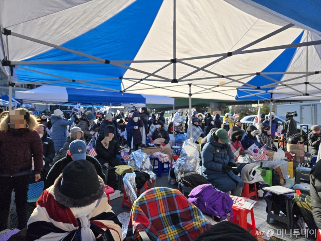 9일 오전 서울 한남동 대통령 관저 근처에서 보수집회 회원과 윤석열 대통령 지지자들이 집회를 하고 있다. /사진=이찬종 기자 