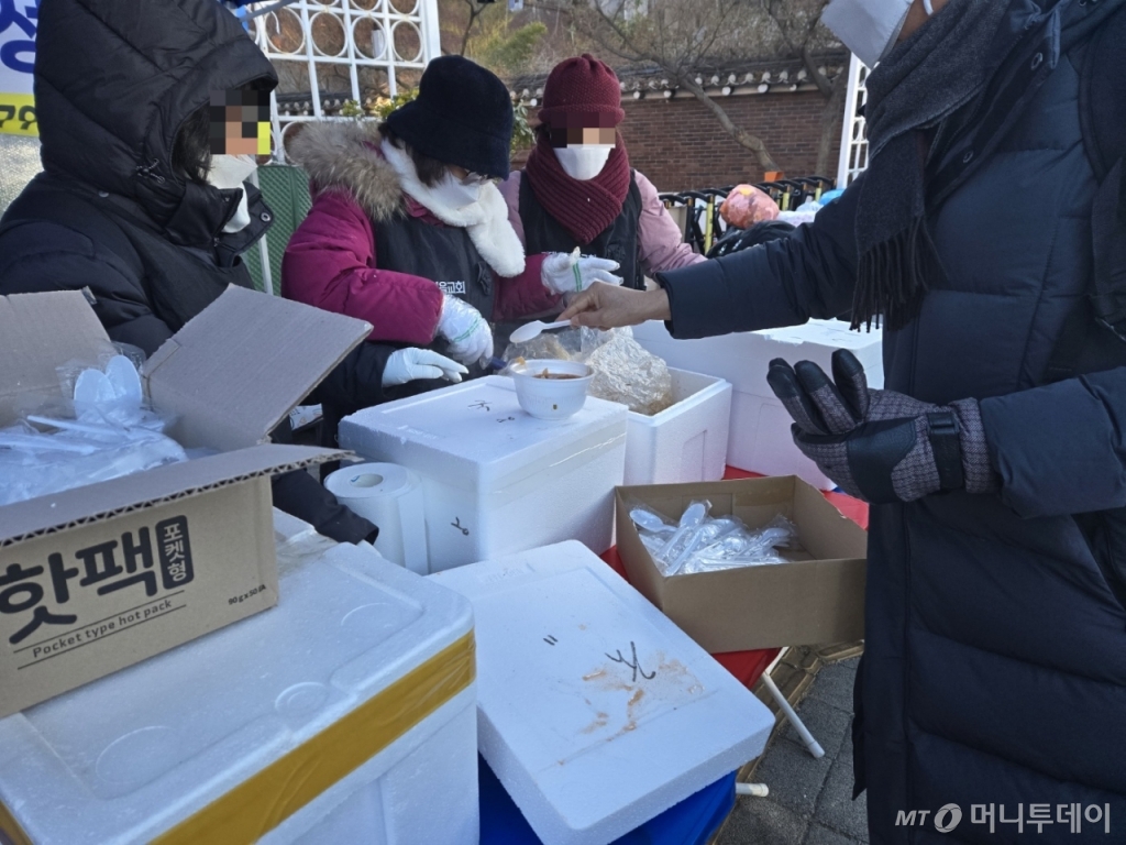 9일 오전 서울 한남동 대통령 관저 근처에서 한 시민이 집회 참여자들을 위해 김칫국과 밥을 무료로 나눠주고 있다. /사진=이찬종 기자 