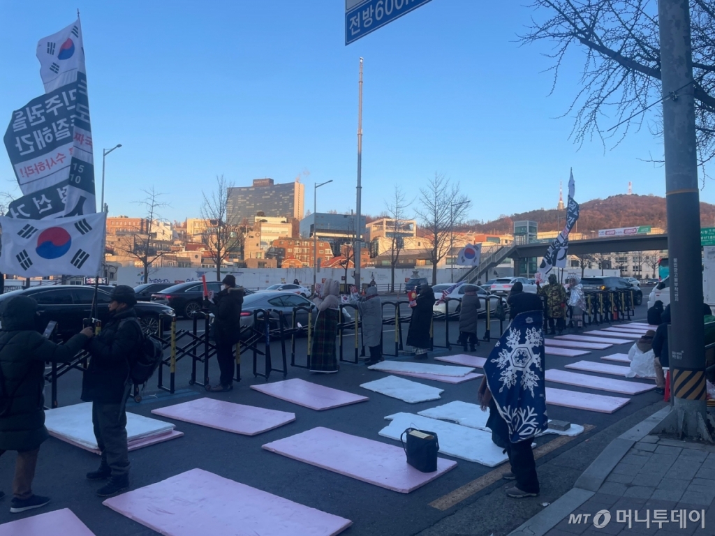 9일 오전 서울 한남동 대통령 관저 근처에서 촛불행동 등 진보단체 회원과 윤석열 대통령 체포를 촉구하는 시민들이 텐트를 치고 밤을 새웠다. /사진=이현수 기자 