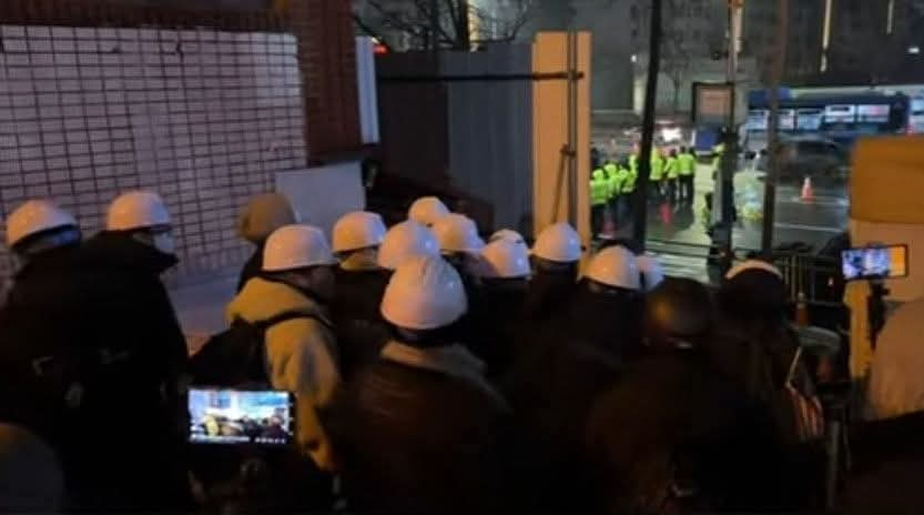 2030세대가 조직한 자칭 '백골단'이 지난 6일 서울 한남동 대통령 관저 근처에서  전국민주노동조합총연맹(민주노총) 등 진보단체의 집회가 벌어지는 곳 근처에 모여 있다. /사진=김정현 백서스정책 연구소 대표 X 계정