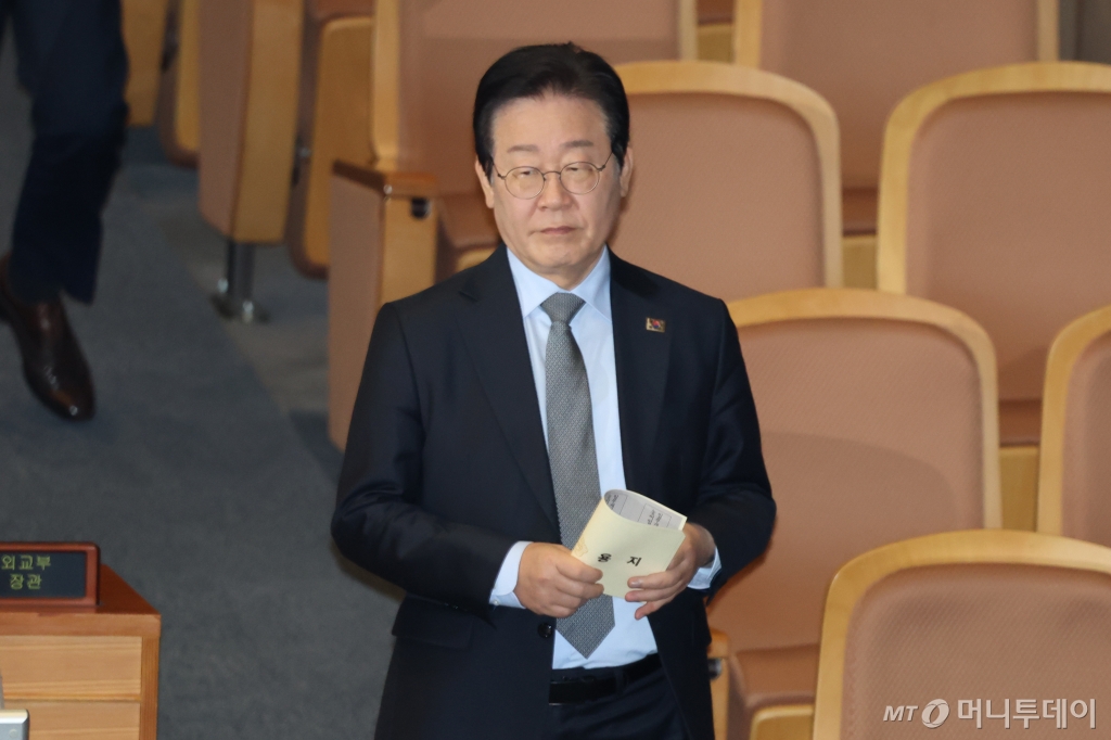 이재명 더불어민주당 대표가 8일 오후 서울 여의도 국회에서 열린 제420회국회(임시회) 제4차 본회의에서 내란·김건희 특검법, 농업4법 등 8개 법안 재의의 건 무기명 재투표를 하고 있다. 2025.1.8/사진=뉴스1 /사진=(서울=뉴스1) 이광호 기자