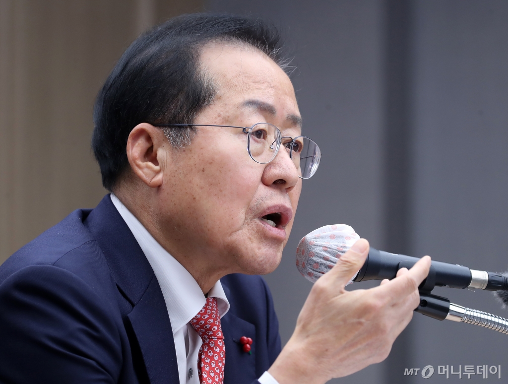 홍준표 대구시장이 26일 오후 대구시청 산격청사에서 열린 송년 기자간담회에서 취재진 질문에 답하고 있다. 2024.12.26/사진=뉴스1 /사진=(대구=뉴스1) 공정식 기자