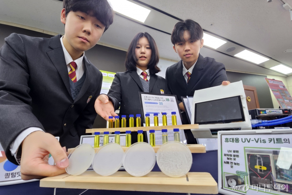 지난해 열린 제70회 전국과학전람회 학생부에서 대통령상을 수상한 경기북과학고등학교 2학년 곽승재, 조하린, 한준상(왼쪽부터) 학생이 22일 세종시 정부세종청사에 '퀀텀 닷(Quantum dot)을 활용한 라즈베리 파이 기반의 휴대용 UV-Vis 키트' 작품을 설명하고 있다. /사진=뉴시스
