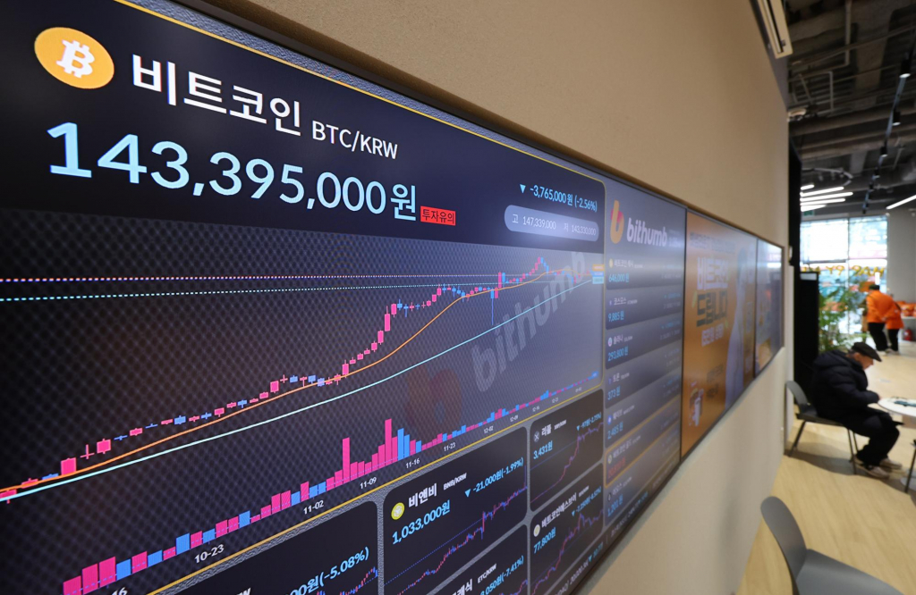 지난 8일 오후 서울 서초구 빗썸라운지 시황판에 비트코인 거래가격이 1억4300만원대를 보이고 있다. /사진=뉴시스.