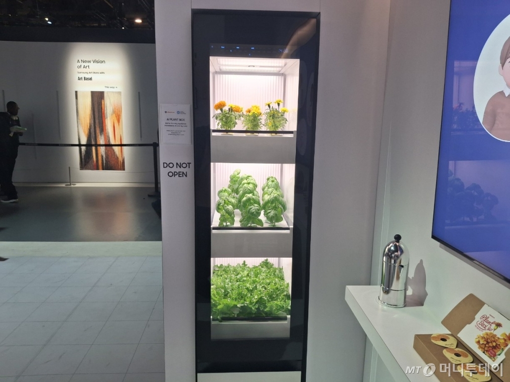 대동의 AI 식물재배기가 미국 라스베이거스에서 열린 CES 2025의 삼성전자 부스에 전시됐다. 삼성은 스마트홈 플랫폼인 '스마트싱스'와 대동의 식물재배기를 연결할 계획이다./사진=김성진 기자. 