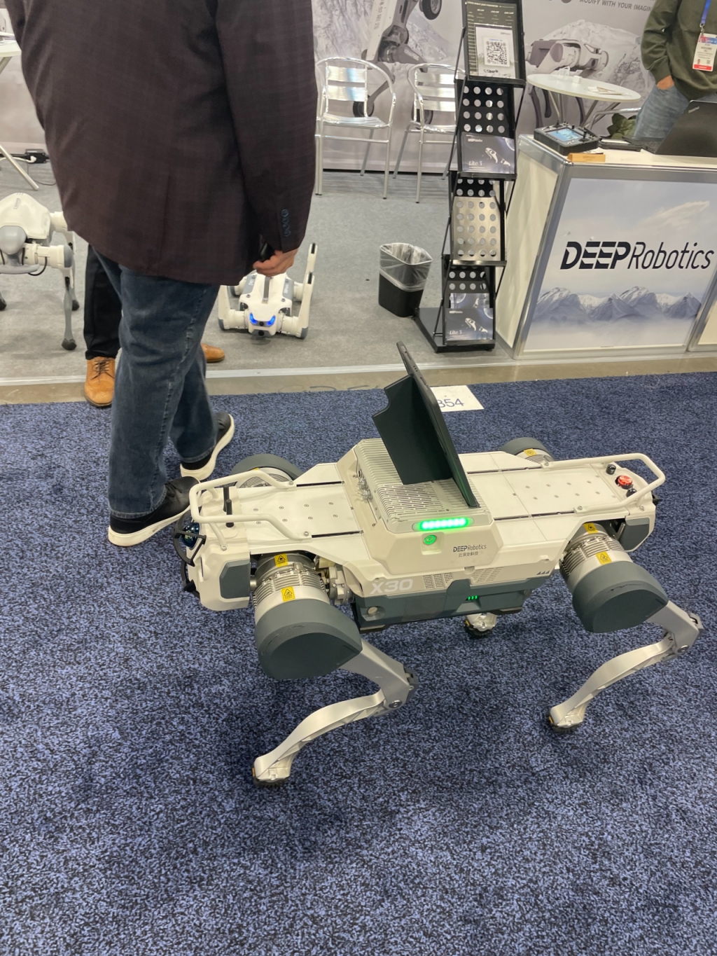 중국의 4족 보행 로봇 전문기업 딥로보틱스이 내놓은 네 발로 걸어다니는 로봇/사진=한지연기자