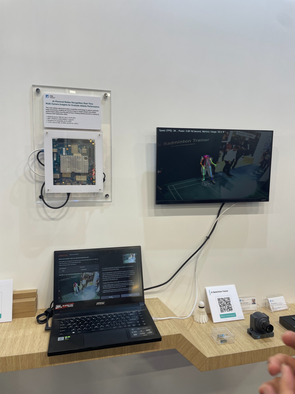 대만 기술의 산실, 정부연구기관인 ITRI(대만공업기술원)이 선보인 AI 운동트레이너. 부스 안의 사람이 배드민턴을 하는 모습을 센서가 인지해 피드백을 제공한다/사진=한지연기자