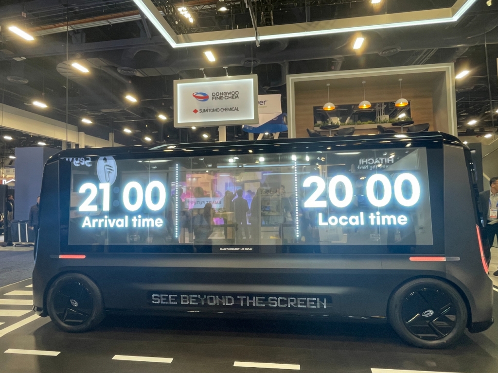 동우화인켐의 투명 LED 디스플레이. 투명도 80%로 활용 가치를 높였다.사진=한지연기자