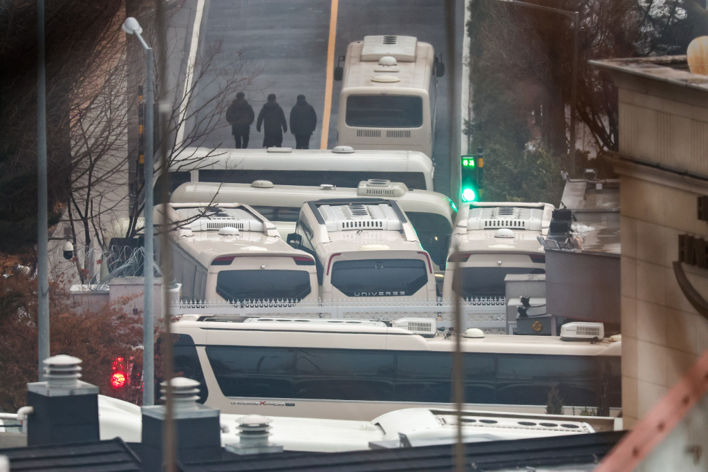 6일 오전 서울 용산구 한남동 대통령 관저 정문에 차벽이 세워져 있다. 지난 3일 윤석열 대통령에 대한 체포 영장을 집행한 공수처는 대통령 관저 경내에서 안전상 이유로 집행을 중지하고 돌아섰다. /사진=뉴스1