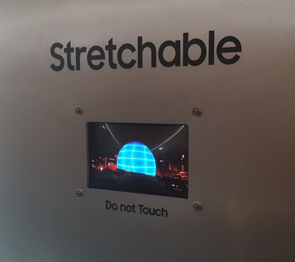 삼성디스플레이의 스트레처블 디스플레이. 라스베이거스의 상징 '스피어' 부분만 튀어나왔다가 들어간다./사진=유선일 기자