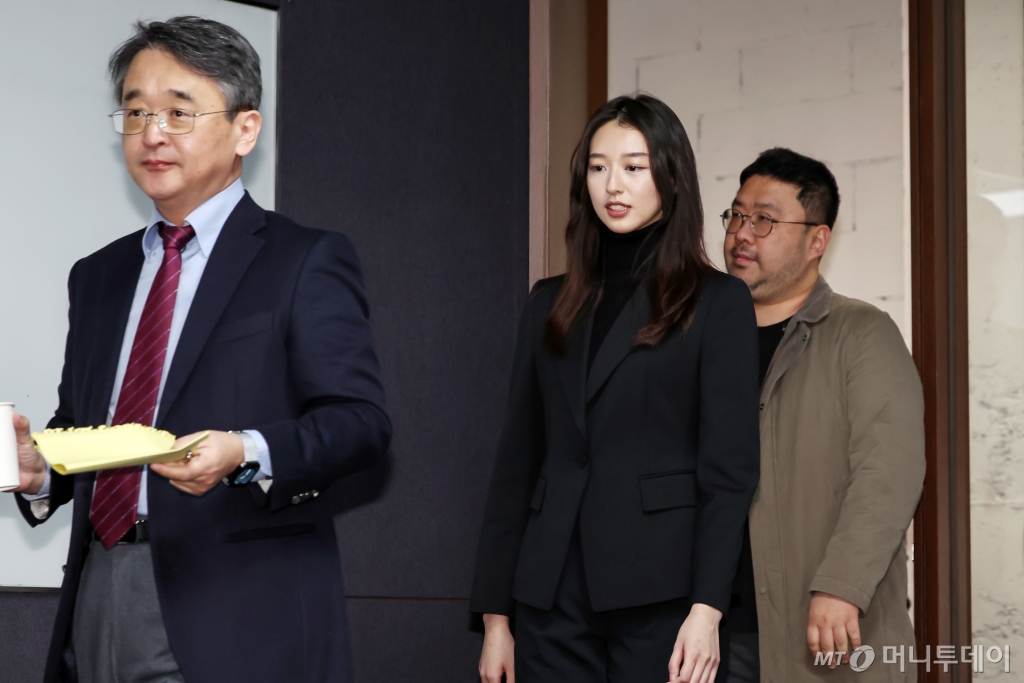 (서울=뉴스1) 민경석 기자 = '반 JMS 활동가' 김도형 단국대학교 교수(왼쪽부터)와 JMS(기독교복음선교회) 피해자 메이플 씨, 다큐멘터리 '나는 신이다'를 제작한 조성현 PD가 9일 오후 서울 강남구 한국컨퍼런스센터에서 JMS 교주 정명석에 대한 대법원 선고(징역 17년)가 확정된 뒤 열린 기자회견에 참석하고 있다.  정명석은 2018년 충남 금산 진산면 월명동 수련원 등에서 홍콩 국적 여성 신도 메이플을 추행하거나 성폭행하고 호주 국적 여성 신도 에이미와 한국인 여성 신도를 성추행한 혐의를 받는다. 2025.1.9/뉴스1  Copyright © 뉴스1. All rights reserved. 무단 전재 및 재배포,  AI학습 이용 금지. /사진=(서울=뉴스1) 민경석 기자