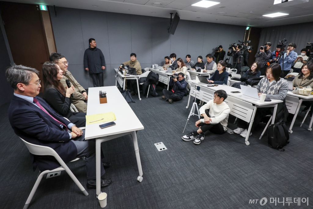 (서울=뉴스1) 민경석 기자 = JMS(기독교복음선교회) 피해자 메이플 씨가 9일 오후 서울 강남구 한국컨퍼런스센터에서 JMS 교주 정명석에 대한 대법원 선고(징역 17년)가 확정된 뒤 기자회견을 열고 소감을 밝히고 있다.  왼쪽부터 '반 JMS 활동가' 김도형 단국대학교 교수, 메이플, 다큐멘터리 '나는 신이다'를 제작한 조성현 PD.  정명석은 2018년 충남 금산 진산면 월명동 수련원 등에서 홍콩 국적 여성 신도 메이플을 추행하거나 성폭행하고 호주 국적 여성 신도 에이미와 한국인 여성 신도를 성추행한 혐의를 받는다. 2025.1.9/뉴스1  Copyright © 뉴스1. All rights reserved. 무단 전재 및 재배포,  AI학습 이용 금지. /사진=(서울=뉴스1) 민경석 기자