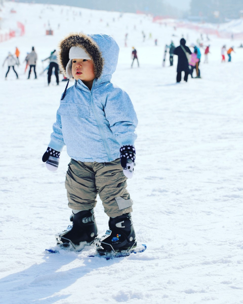 스키에이트를 타고 있는 3세 어린이의 모습/사진제공=스노몬스