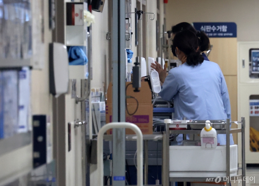 [서울=뉴시스] 김명년 기자 = 7일 오후 서울시내 한 대학병원에서 간호사들이 업무를 보고 있다. 2024.03.07. kmn@newsis.com /사진=김명년