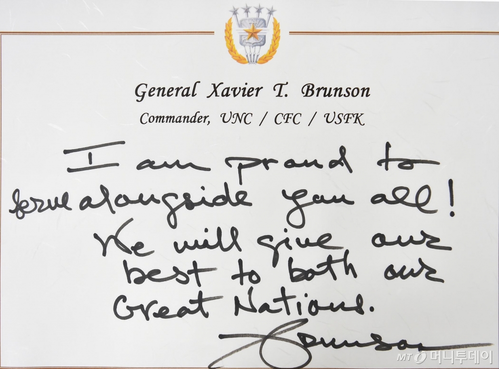 김명수 합동참모본부 의장과 제이비어 브런슨 신임 한미연합군사령관이 9일 서울 용산구 합참에서 최근 한반도 안보정세와 한미동맹 현안에 대해 논의했다. 사진은 브런슨 한미연합사령관이 남긴 방명록. 브런슨 사령관은 이날 합참 방명록에 영문으로 "여러분과 함께 일하게 돼 매우 자랑스럽다(I am proud to serve alongside you all)"면서 "우리 위대한 양국을 위해 최선을 다하겠다(We will give our best to both our Great Nations)"고 적었다. / 사진=합동참모본부