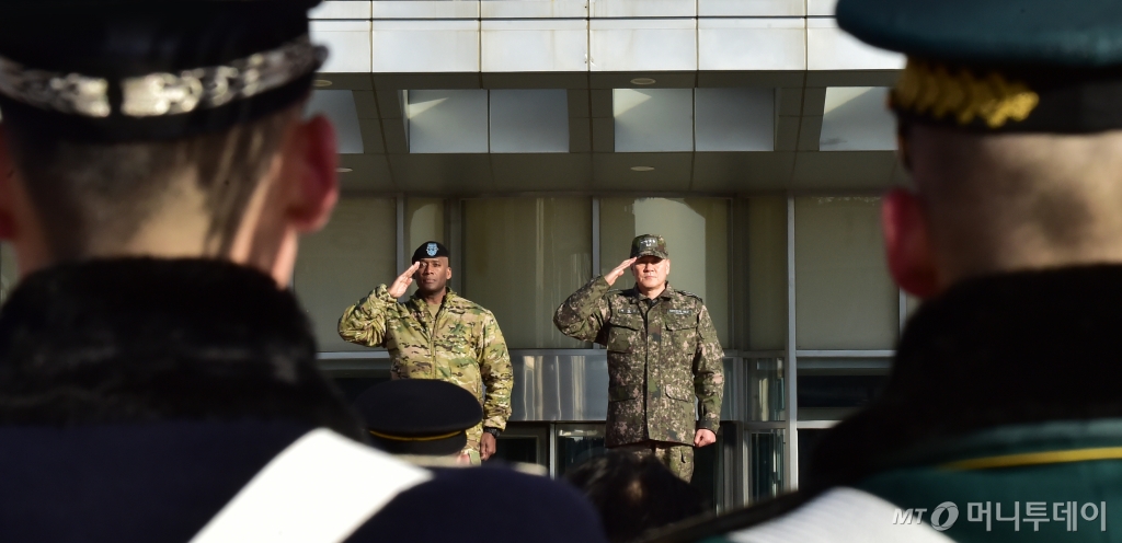 김명수 합참의장과 제이비어 브런슨 한미연합사령관 겸 유엔군사령관이 9일 서울 용산구 국방부 연병장에서 열린 환영 의장행사에 참석, 부대경례를 하고 있다. 1990년 임관한 브런슨 사령관은 10산악사단 부사령관과 18공수군단 참모장, 1군단 사령관 등을 역임했고, 여러 차례 이라크 및 아프가니스탄에 배치됐으며 지난해 12월 20일 신임 한미연합사령관에 취임했다. / 사진=머니S